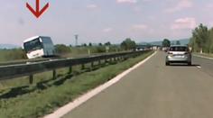 VIDEO: Takhle vyletěl autobus se studenty ze silnice