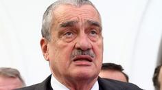 Schwarzenberg zvažuje konec v čele TOP 09. Zrazuje ho sluch 