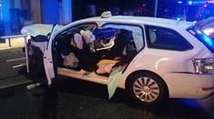 Passat smetl na křižovatce taxi, jeho řidiče museli vystříhat
