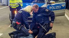 Drama na nádraží: Uprchlík řval Allahu Akbar a zranil policisty!