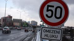 SMRT NA SKÚTRU! Po nárazu se cizinec ZABIL O DOPRAVNÍ ZNAČKU