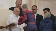 VIDEO: Místo záchrany světa jel navštívit Vatikán. Spiderman políbil papežovi ruku