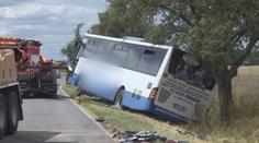 Srážka autobusu s osobákem u Divišova. Nejméně 9 zraněných
