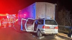 Auto na D46 narazilo do odstaveného kamionu. Dva lidé na místě zemřeli