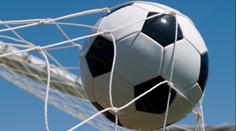 Divočina na okresním fotbale: Došlo na inzultaci sudího a obří rvačku, přijela sanitka i policie