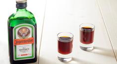 Uráží populární alkohol křesťany? Jägermeister musel za logo bojovat