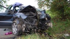 Passat narazil ve vysoké rychlosti do stromu. Dva lidé nepřežili