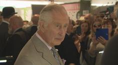 Princ Charles hájí tašky s miliony eur. Hotovost přijal od expremiéra Kataru