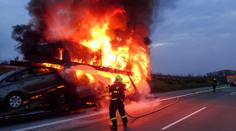 U Ostravy vzplál kamion s novými auty. Škoda je milionová. VIDEO