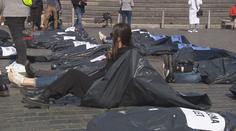 Neobvyklý protest: Na Staroměstském náměstí se objevili lidé v pytlích na mrtvoly
