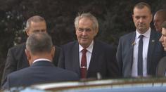 Vyšší dávky na bydlení a zmrazení platů ústavních činitelů. Zeman stvrdil zákony