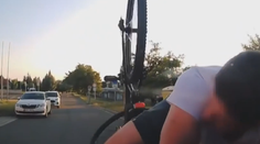 VIDEO: Kuriózní případ. Opilý cyklista vletěl na kapotu policejního auta