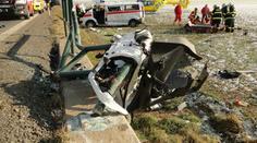 Po srážce s kamionem skončila sanitka v poli, řidič se vážně zranil