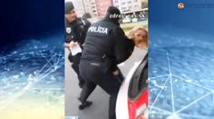 Policejní brutalita: Kroutil ruce nevinné blondýně a řval na ni