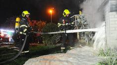 Požár rozvaděče: Z domu muselo na 50 lidí, dvojici uvěznil zaseklý výtah