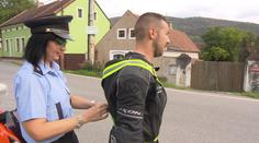 Motorkáři dostanou od policie reflexní kšandy! Aby ubylo nehod