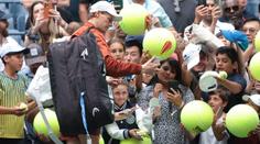 Další skandál na US Open. Fanoušek chtěl Sinnera okrást přímo na kurtu