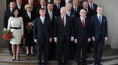 Dovolené se blíží! Ministři se ale do plavek příliš nehrnou