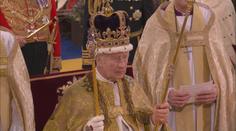 Karel III. ve Westminsterském opatství usedl na trůn