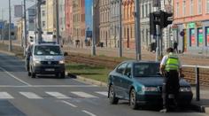 Auto na přechodu srazilo dva chodce. Nejspíš dobíhali tramvaj