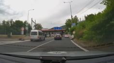 Auto s rodící ženou se zaseklo v koloně. Do porodnice jí musela pomoci policie