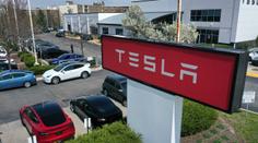 Tesla v obřích problémech. Válčí s odbory a svolává přes dva miliony aut