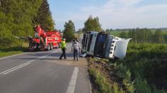 Nehoda dvou nákladních aut zatarasila silnici u Brodu