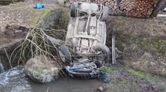 Auto skončilo v potoce, řidič utekl, další muž je v kritickém stavu