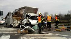 Dodávka zůstala po nehodě na R1 zaklíněná mezi dvěma kamiony