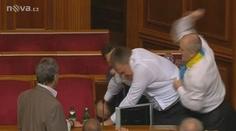 V ukrajinském parlamentu tekla krev. Poslanci se neshodli na jazykovém zákoně