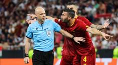 Nechutná dohra finále EL. Na sudího létaly i židle, fanoušci viní Mourinha