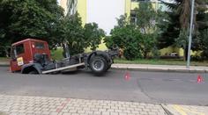 V Děčíně se pod náklaďákem propadla silnice, část kabiny zapadla