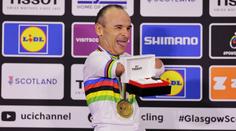 Paralympijský cyklista bez rukou slaví 3. titul na MS. Za výhru dostal hodinky