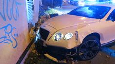 Noční honička v Liberci: Provokoval hlídku, pak zbořil luxusní bentley