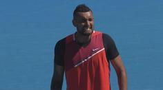 Bouřlivák Kyrgios napálil míčkem malé dítě. Poté mu darem vykouzlil úsměv