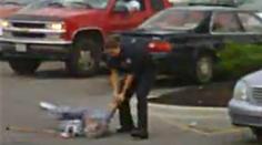Policistka "sejmula" stařenku s Alzheimerem. VIDEA policejní brutality