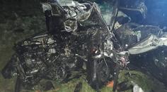 Zdemolované auto skončilo mimo silnici. Zraněné museli vyprostit