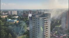 Valící se dým, záchranáři a bezmoc. Tragický požár paneláku OBRAZEM