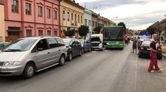 Autobus v Roudnici nedobrzdil, tlačil před sebou auta! Dva zranění