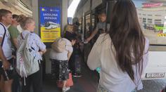 Ukrajinci zaplnili autobusová i vlaková nádraží. Do vlasti ale míří jen na dovolenou