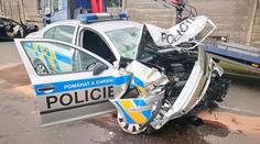 Muž uháněl po městě v kradeném autě. Zranil tři policisty!