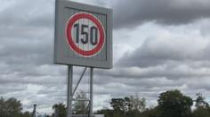 Na dálnici D3 se už může jezdit 150 km/h. Řidiči si to po ní ale ženou i 220