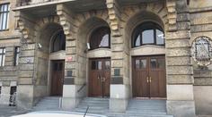 VIDEO: Před Ministerstvem průmyslu a obchodu byl ohlášen podezřelý předmět