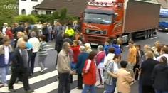 Lidé na protest blokují silnici! Chodí po přechodu sem a tam...