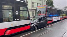 Nehodu tramvaje s autem zachytily kamery. Podívejte se na hrozivé video