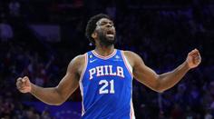 Embiid se stal nejužitečnějším hráčem NBA. Skončil v slzách a objetí Hardena