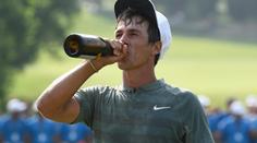 Malér elitního golfisty! V letadle obtěžoval ženu, močil do uličky