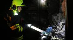 Z bytu šlehaly plameny a valil se dým: 30 lidí evakuovali, 2 zranění