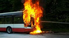 Autobus s 20 cestujícími začal za jízdy hořet! Řidič hasil a odnesl to