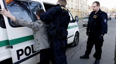 Řidiče kamionu probudili běženci v návěsu plném klecí. Udal je policii
